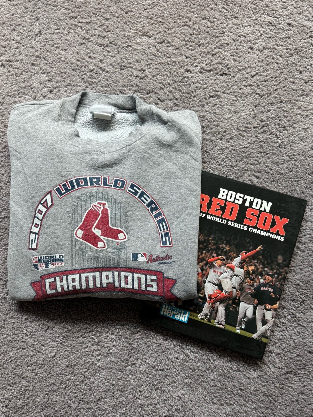 Red Sox 2007 World Series Champs Medium Sweatshirt with Commemorative Book